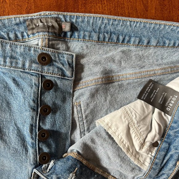 Torrid Button Fly Raw Hem Distressed Jean Shorts Size 20 - Picture 3 of 4